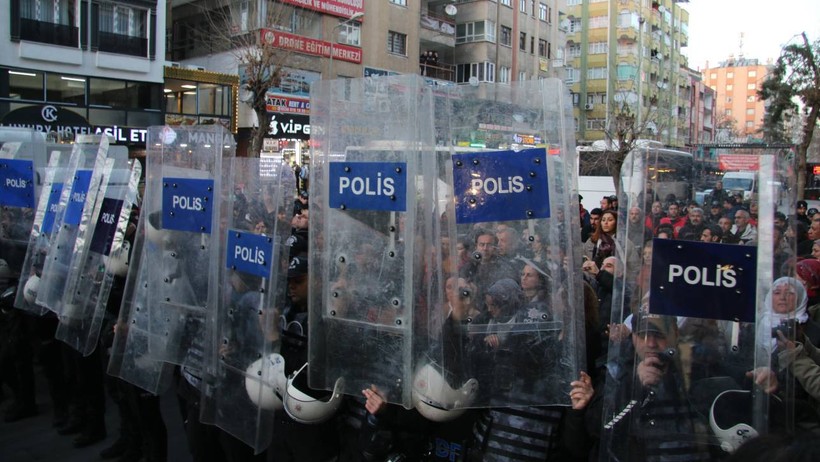 Diyarbakır'da gazeteciler tutuklamaları protesto etti: Halkın sesi olmaya devam edeceğiz - Resim : 2