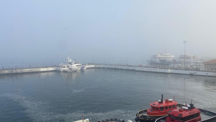 İstanbul ve Çanakkale boğazlarında sis: Gemi trafiği durduruldu - Resim : 1