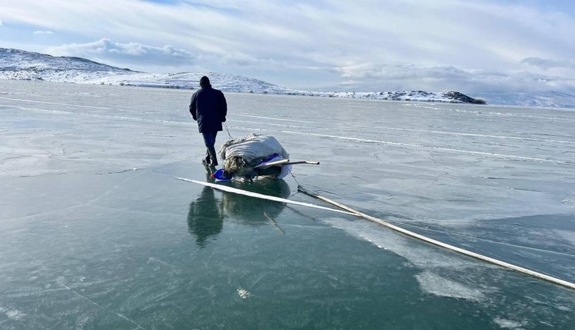 Eskimo usulü balık avı için Çıldır Gölü'ne ilk ağlar atıldı - Resim: 5