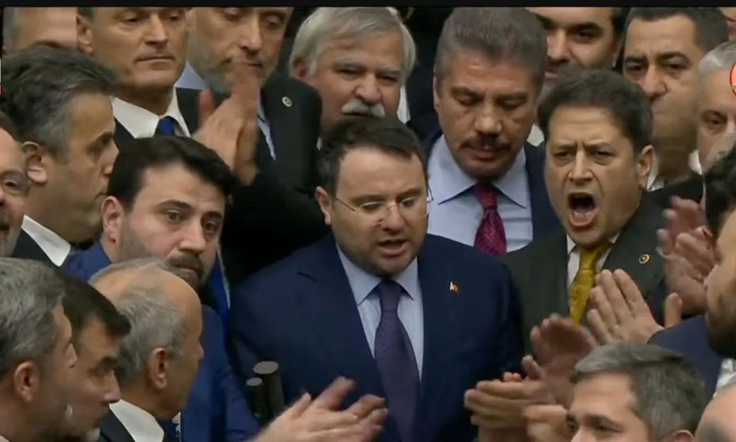 Akın Gürlek AKP'li vekillerin arasında yemin etti, anayasa fırlatıldı - Resim : 2