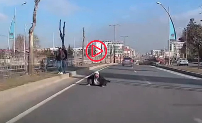 Dengesini kaybedip yola düştü, sürücünün dikkati sayesinde kurtuldu