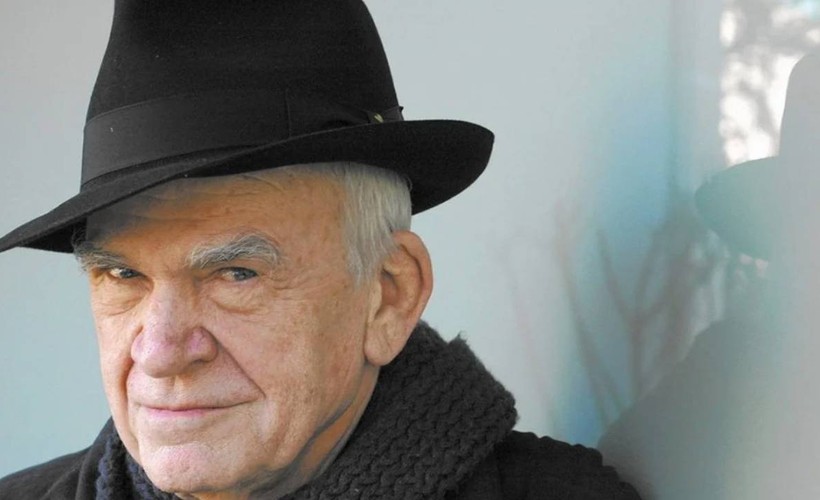 Milan Kundera ve eşinin naaşları Çekya'ya iade edildi