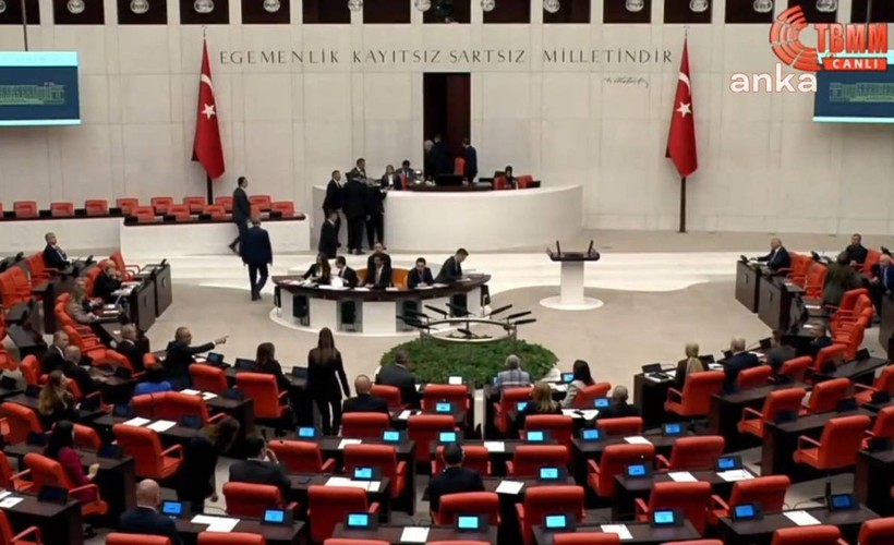DEM Partili vekillerden Meclis'te kayyım protestosu