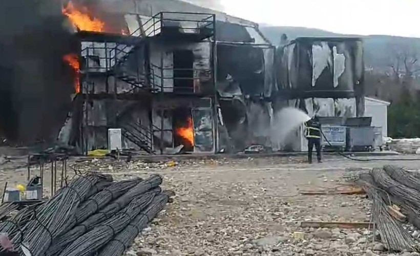 Hatay'da işçilerin kaldığı konteynerler yandı