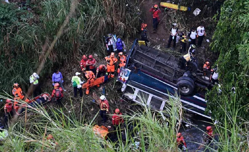 Guatemala'da otobüsün köprüden düşmesi sonucu 51 kişi öldü