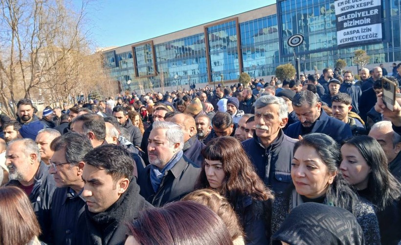 Halk belediye önünde: Van Belediyesi önüne nöbet çadırı kuruldu