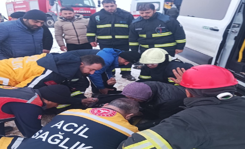Mardin'de işçi servisi ile kamyonet çarpıştı: 9 yaralı
