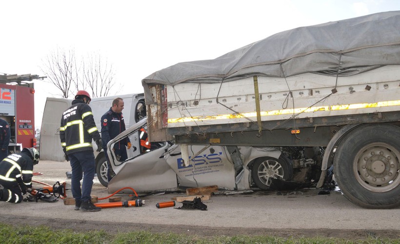 Samsun'da minibüs tıra arkadan çarptı: 1 ölü, 2 yaralı