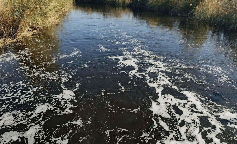 Büyük Menderes Nehri kirlilik nedeniyle siyaha büründü