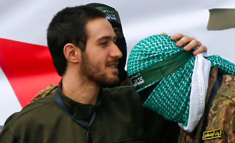 Esir takasının 7. turu: İsrailli rehine, Hamas savaşçısını alnından öptü
