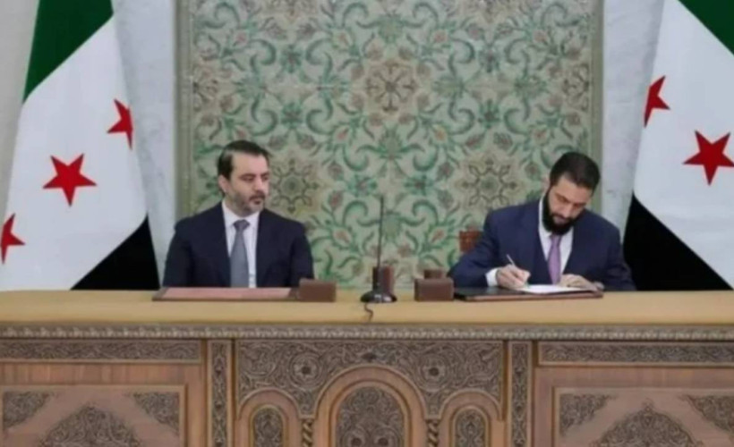 Colani ‘geçiş süreci anayasa taslağını’ imzaladı