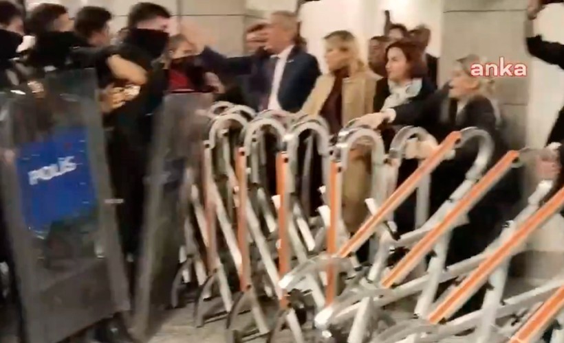 Milletvekilleri adliye içindeki polis barikatını yıktı