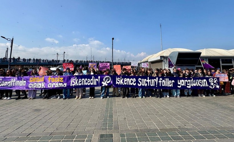 Feministler gözaltında cinsel şiddete karşı eylem yaptı