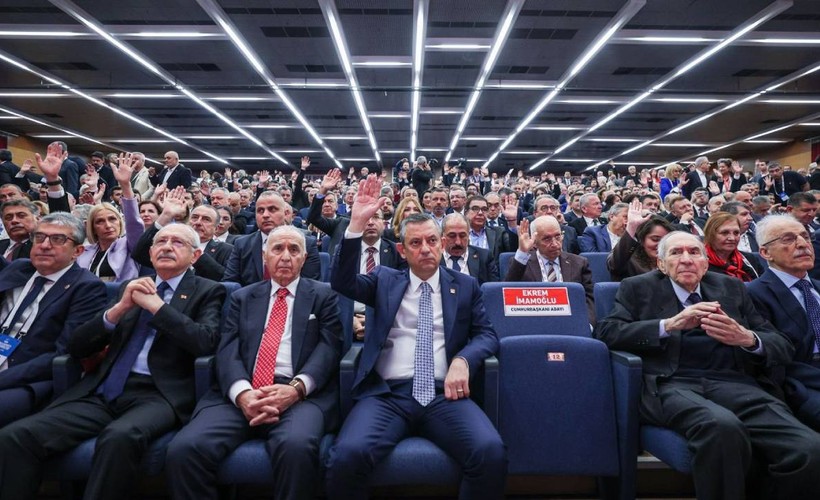 CHP'nin olağanüstü kurultayı: Özgür Özel yeniden genel başkan