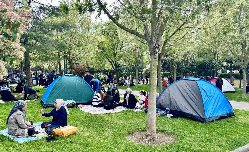 İstanbul'da art arda depremler: Halk sokaklara çıktı