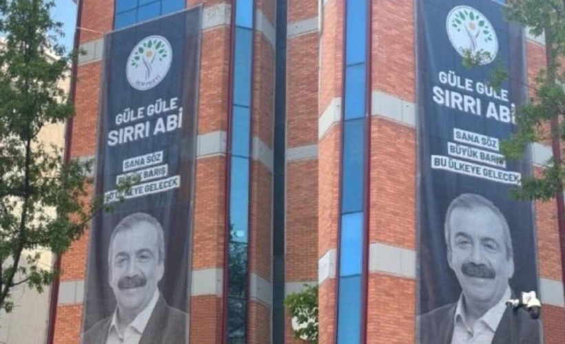 DEM Parti Genel Merkezi’ne Sırrı Süreyya Önder afişi asıldı