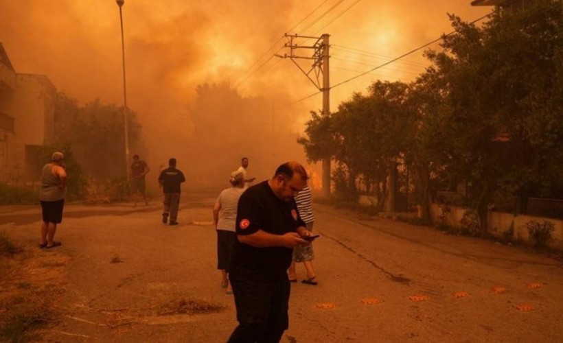 İzmir'de yangınlar 2'nci gününde: 10 mahalle boşaltıldı, bir kişi gözaltına alındı