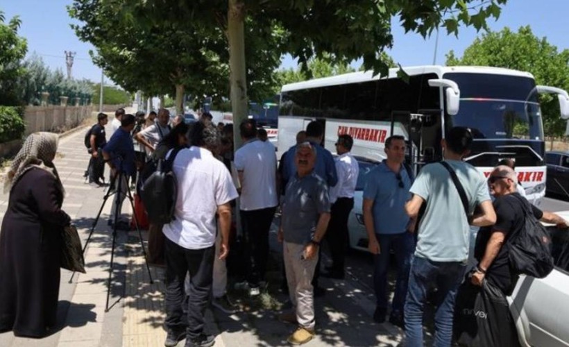 Silah bırakma törenini izleyecek grup Diyarbakır'dan yola çıktı