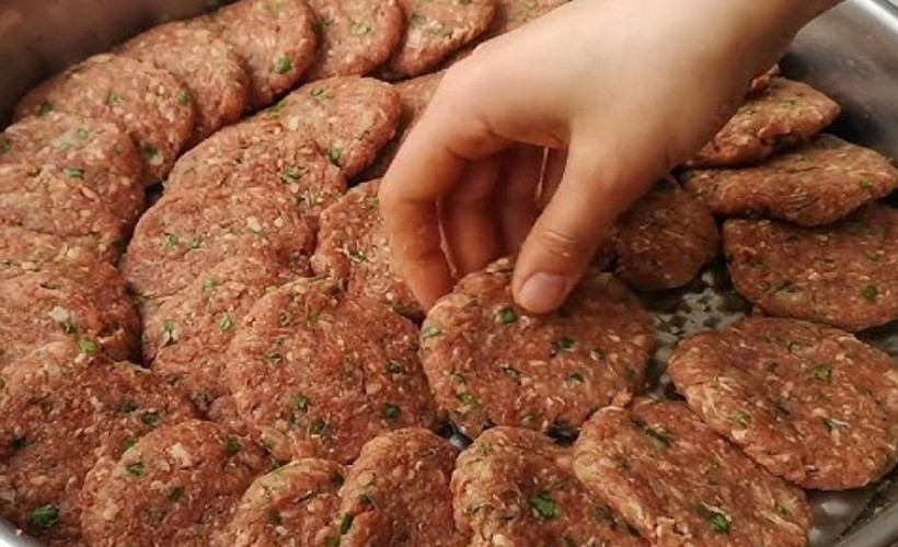 Lezzetli köfte yapmak için kıyma harcına 1 kaşık ekleyin! Bakın lezzetli olacak