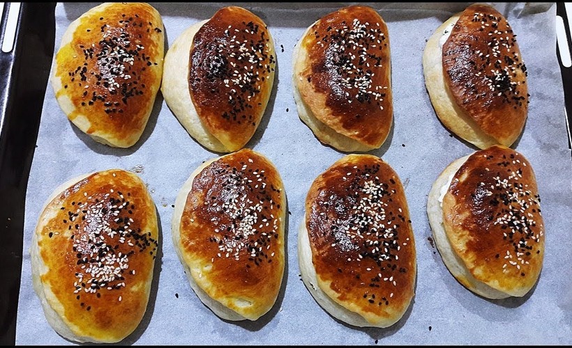 Yapımı en kolay 2 poğaça. Hazırlaması 10 dakika sürüyor.. Asla Bayatlamıyor