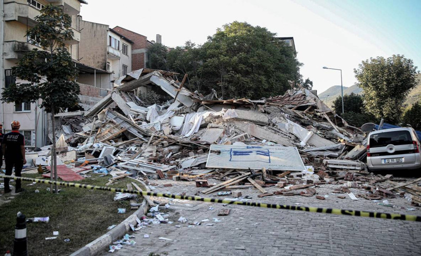 Balıkesir depremi: Bir kişinin hayatını kaybettiği binanın müteahhidi ve sahibi gözaltına alındı