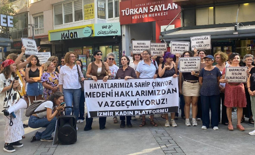 İzmir Kadın Platformu üyeleri Kadınlar İzmir'de hakları için sokağa çıktı