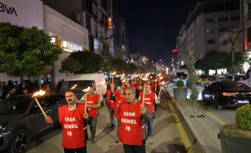 58 gündür direnen işçiler, meşaleli yürüyüş gerçekleştirdi