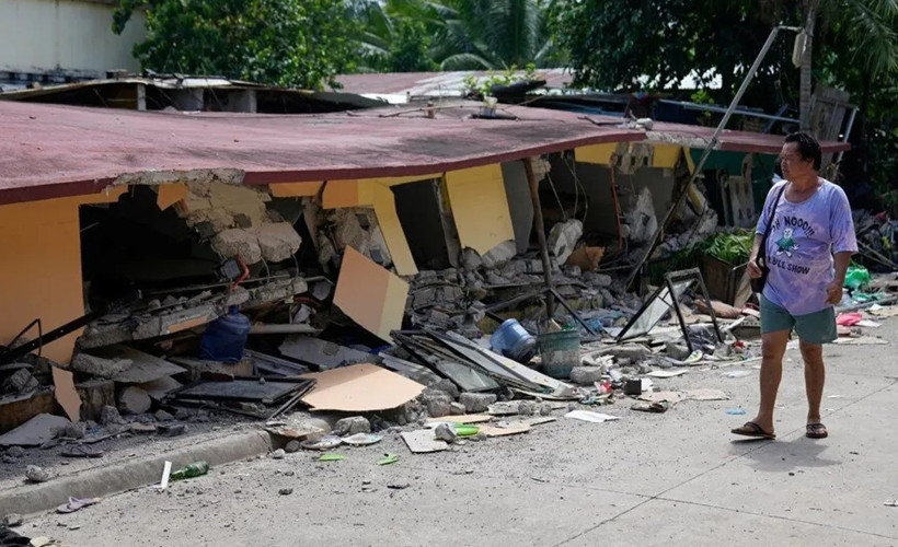 Filipinler'de 7.6 büyüklüğünde deprem: Tsunami uyarısı yapıldı