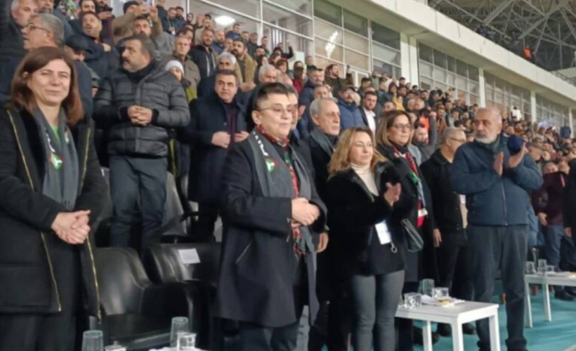 Leyla Zana Amedspor maçını izlemek için tribününde: 'Leyla Zana onurumuzdur' tezahüratları