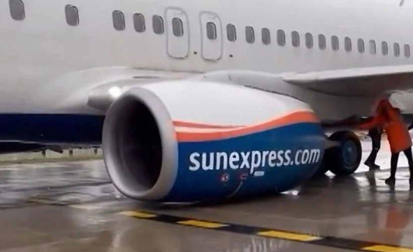 Antalya'da kalkışa hazırlanan uçağın tekerlekleri koptu