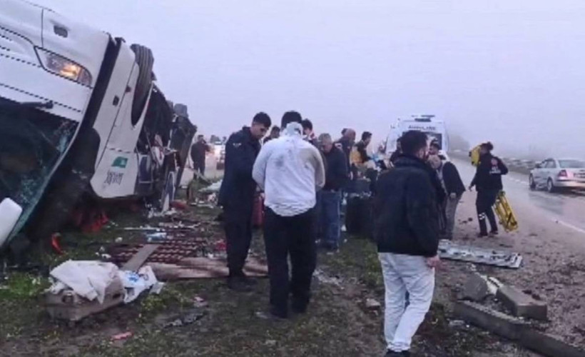 Adana'da yolcu otobüsü devrildi: 2 ölü, 19 yaralı