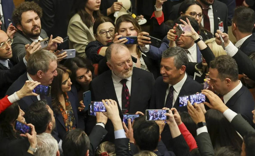 Özel'den Bakırhan'a: Seneye 23 Nisan'da daha güzel günler bizi bekliyor