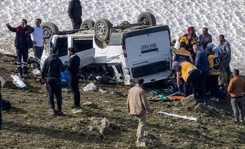 Hakkari’de pancar işçilerini taşıyan minibüs şarampole yuvarlandı: 1 ölü, 7 yaralı