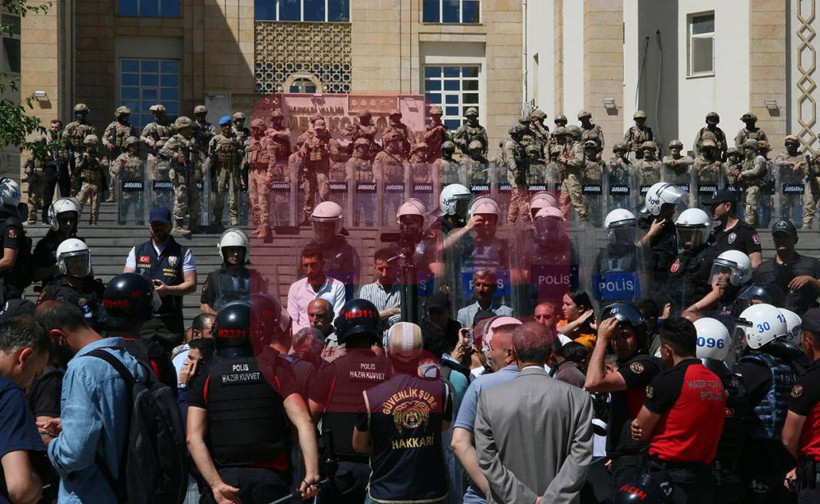 Hakkari'de halk, iradesi için ayakta: Akış'a verilen ceza sonrası yapılan yürüyüş objektiflere böyle yansıdı - Resim: 7