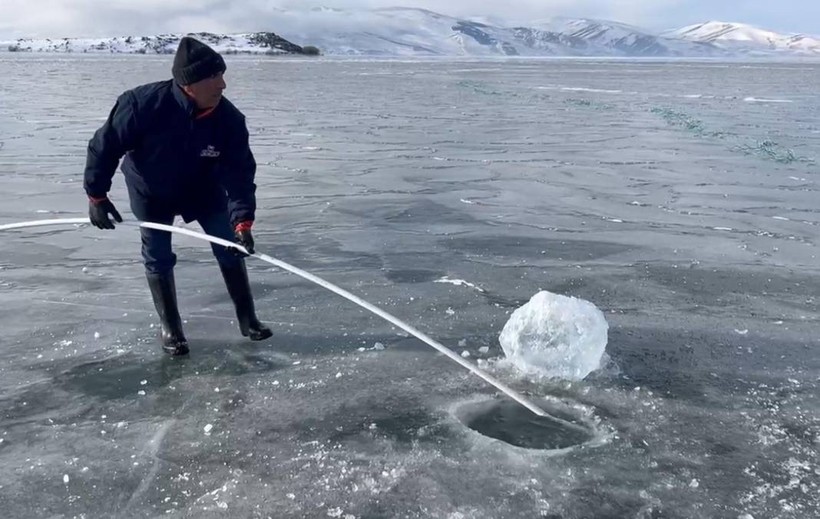 Eskimo usulü balık avı için Çıldır Gölü'ne ilk ağlar atıldı - Resim: 10