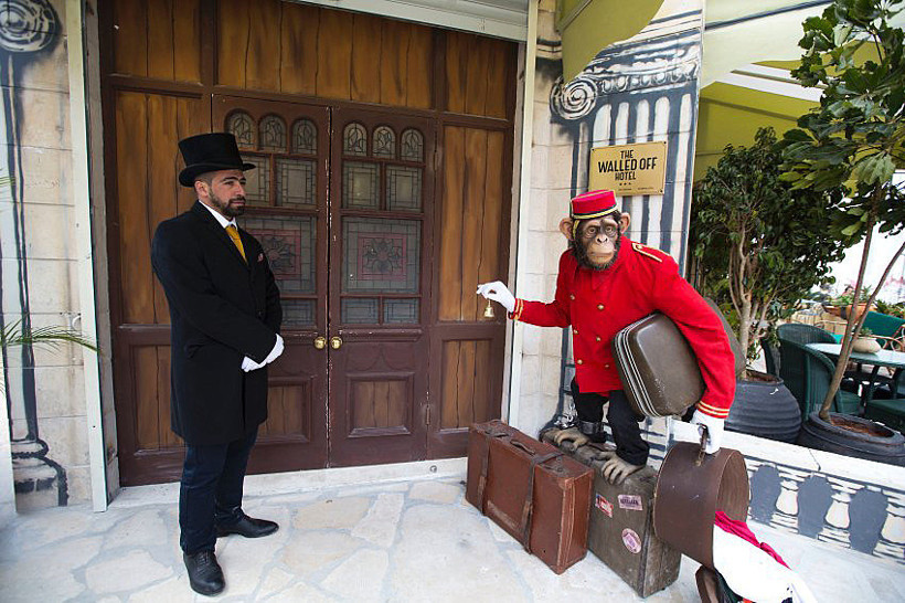 Betlehem'de Banksy grafitileri - Resim: 2