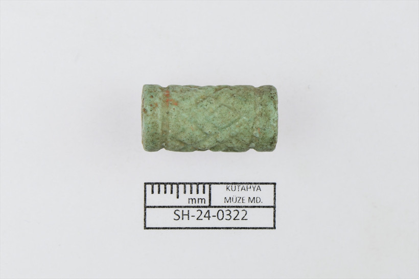 aa-20241205-36383627-36383624-kutahyadaki-hoyuk-kazisinda-4-bin-400-yillik-silindir-muhur-bulundu.jpg