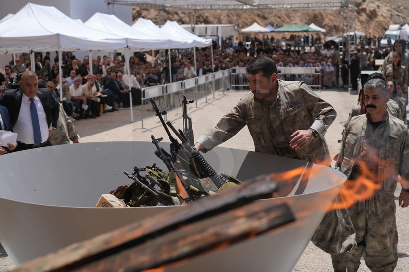 PKK'nin silah bırakma töreninden tarihi görüntüler - Resim: 4
