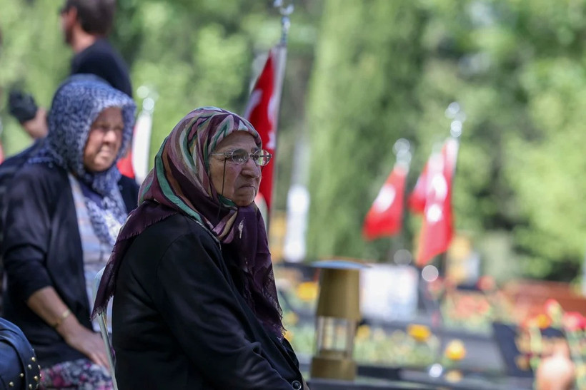 &Ouml;zg&uuml;r &Ouml;zel Soma'da: M&uuml;cadele s&ouml;z&uuml;yle anıyorum - Resim : 1