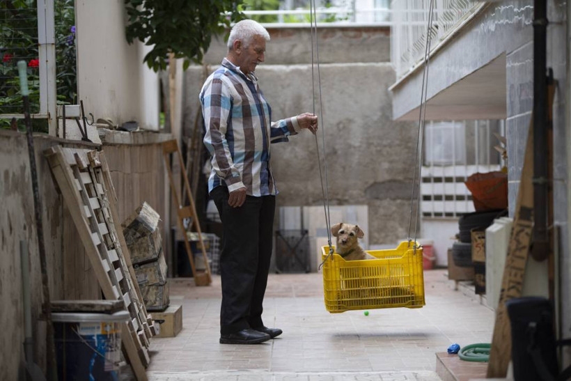 Köpeğini skuterle gezdirip salıncağa bindiriyor: 'Yedi torun var bir de bu sekiz oldu' - Resim: 15