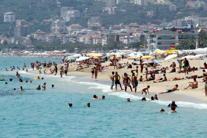 Bayramda Antalya'nın nüfusu 4 milyonu bulacak: Yer için valiyi arayan var - Resim: 1