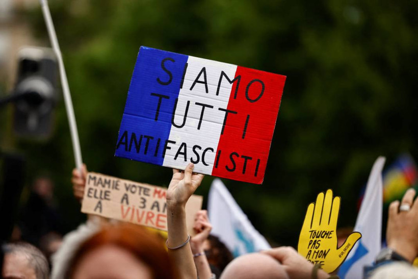 Paris'te binlerce kişi aşırı sağa karşı sokağa indi: 'Fransa bayrağı faşistlere ait değildir' - Resim: 8