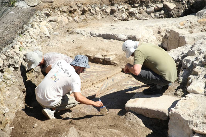 Ordu Fatsa'da, tarihi iki manastırda yapılan kazılarda in- situ mozaiğine ulaşıldı - Resim: 11
