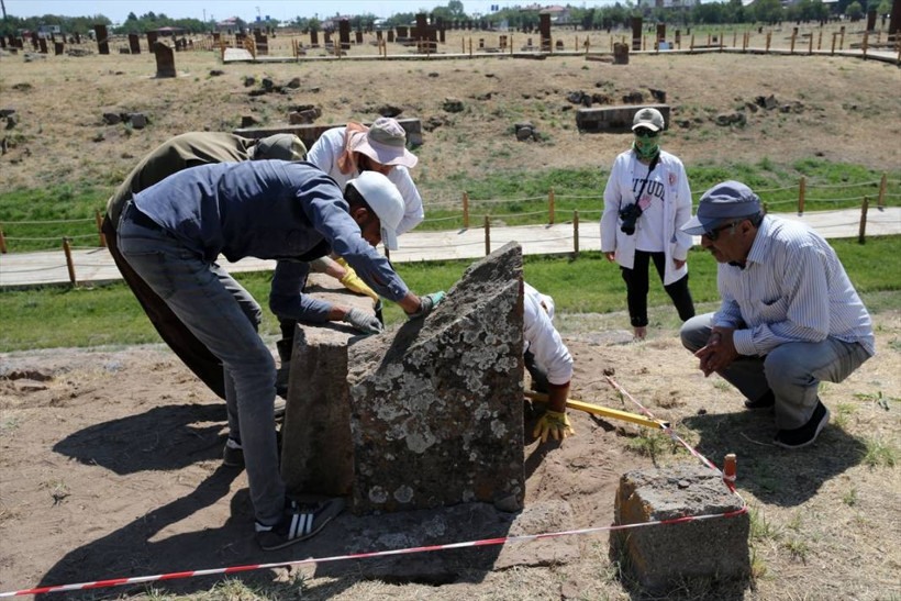 Selçuklu Meydan Mezarlığı'nda tahrip olan 80 mezar taşı restore edildi - Resim: 17