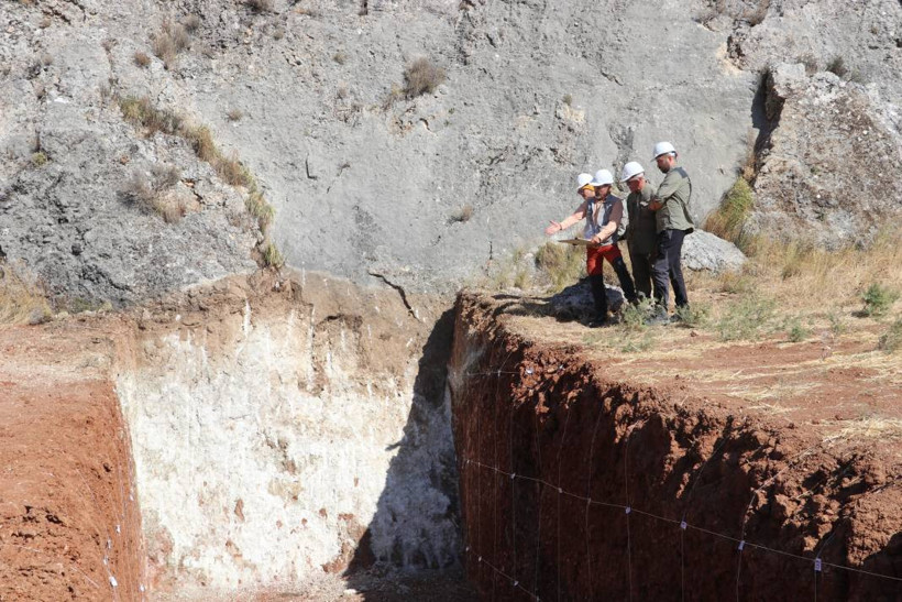İki hendek açıldı, Hatay'da Ölü Deniz Fay Zonu inceleniyor: '7 üzerinde deprem üretebilir' - Resim: 1