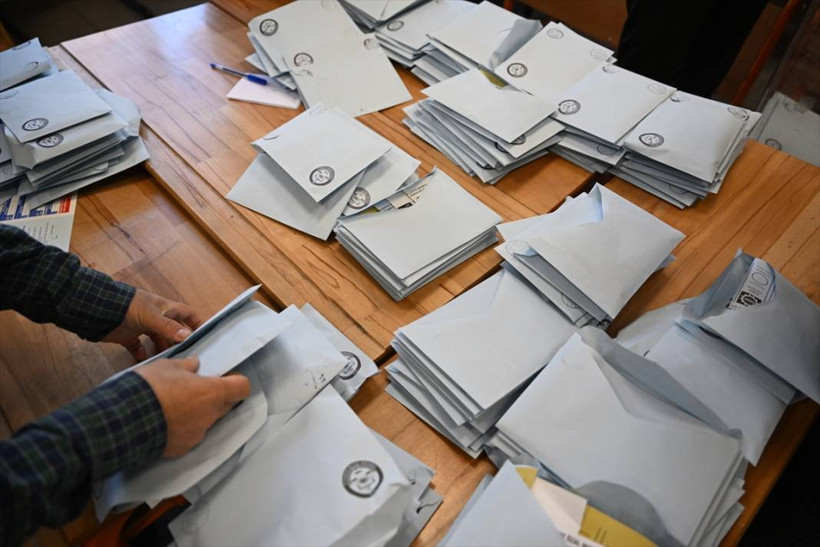 Son ankete göre partilerin oy oranları: Birincilik yarışı bıçak sırtı, DEM Parti MHP'yi geçti - Resim: 1