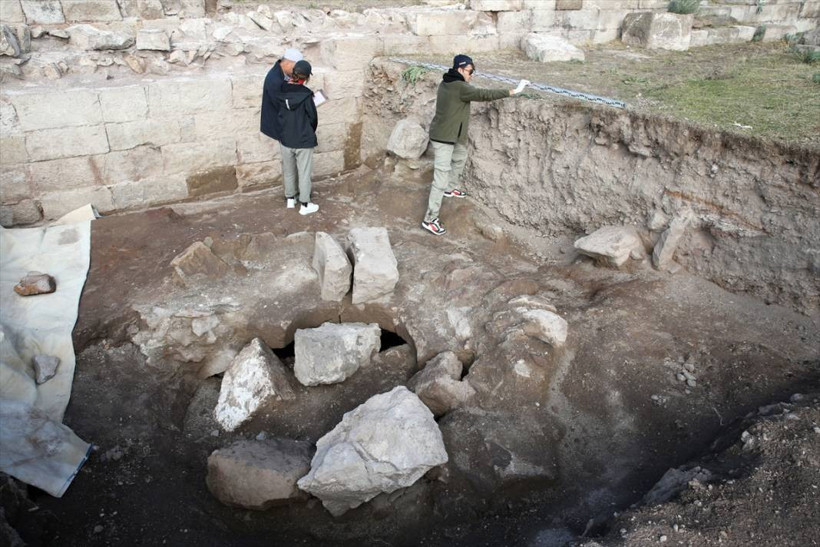 Eski Ahlat Şehri Kalesi'ndeki kazılarda su sarnıcı ortaya çıkarıldı - Resim: 11