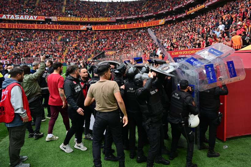 aa-20240519-34615943-34615940-galatasarayfenerbahce-derbisi-oncesi-futbolcular-arasinda-gerginlik-cikti.jpg