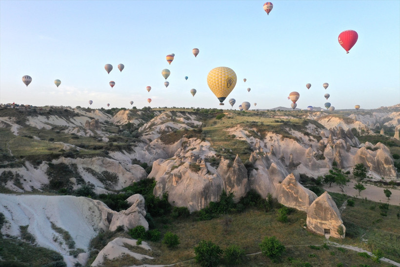 aa-20240618-34909021-34909006-yilin-ilk-5-ayinda-kapadokyaya-gelen-8-turistten-biri-balona-bindi.jpg
