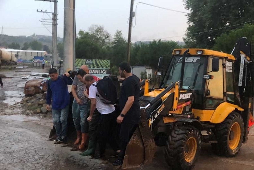 Aşırı yağış hayatı felç ediyor - Resim : 2